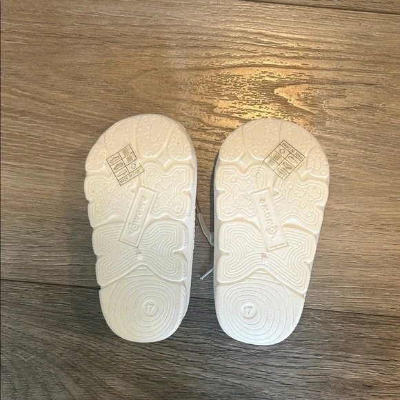 NWOT Baby Kids White Slip On Shoes - Picture 3 of 4